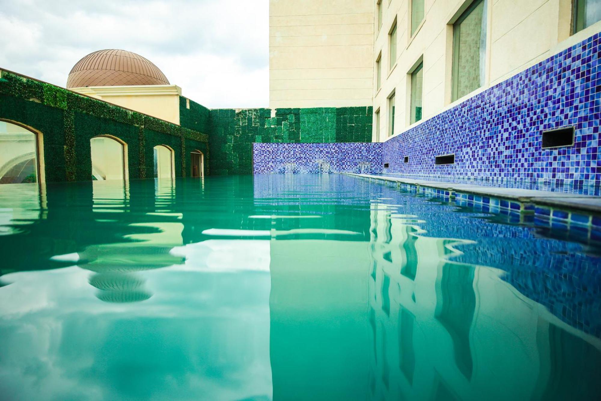 Ramada By Wyndham Lucknow Hotel And Convention Center 5*