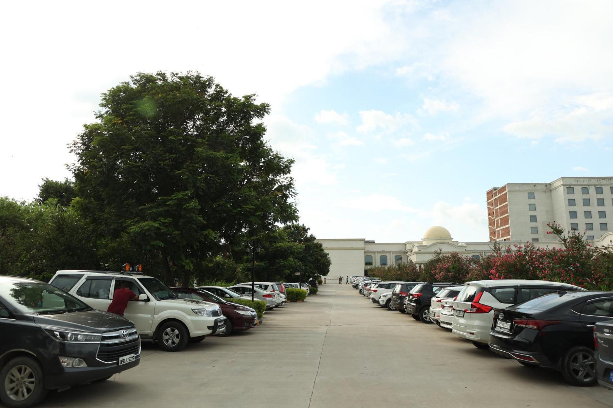 Ramada By Wyndham Lucknow Hotel And Convention Center Hotel 5*