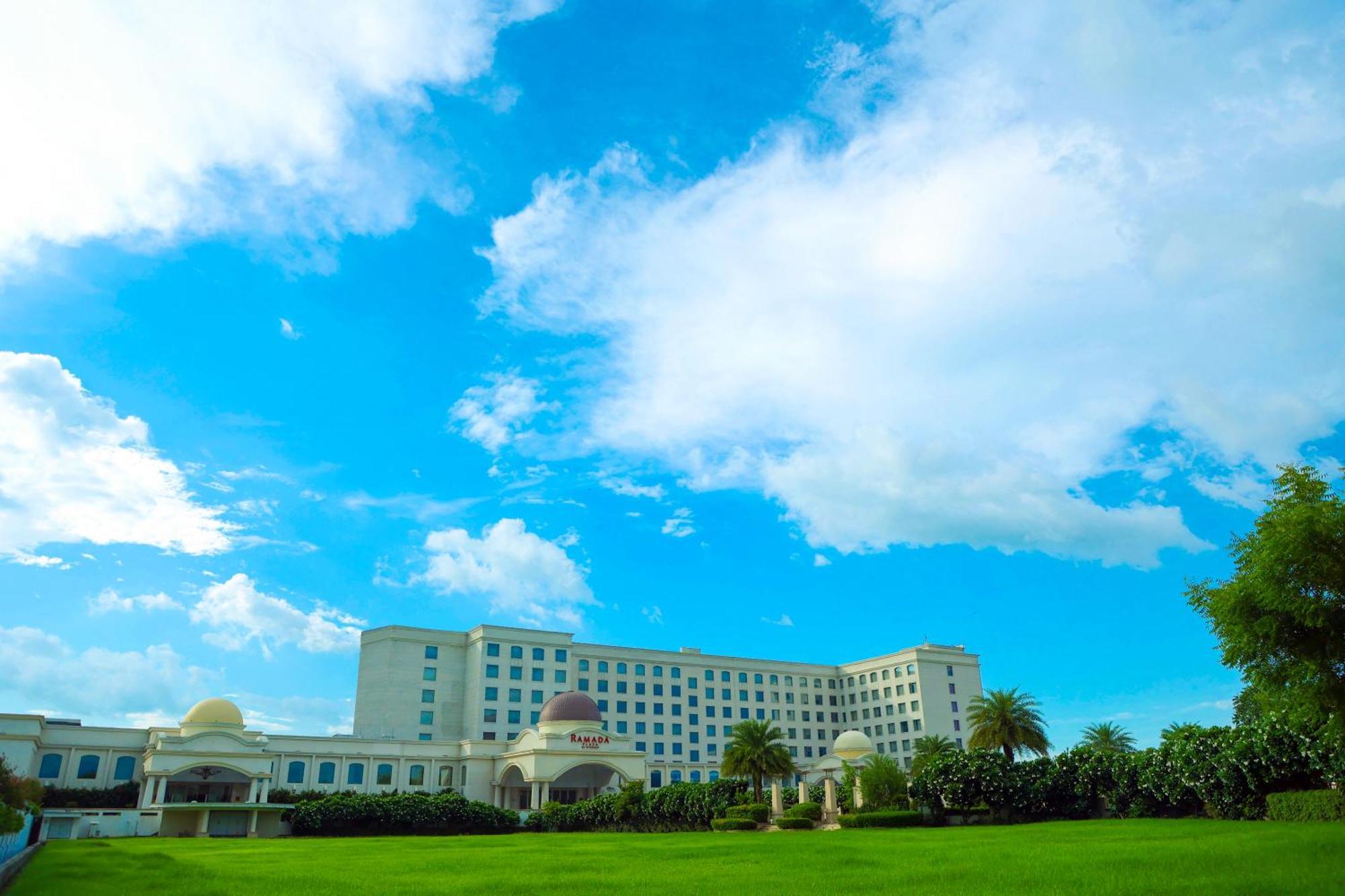 Hotel Ramada By Wyndham Lucknow Hotel And Convention Center 5*