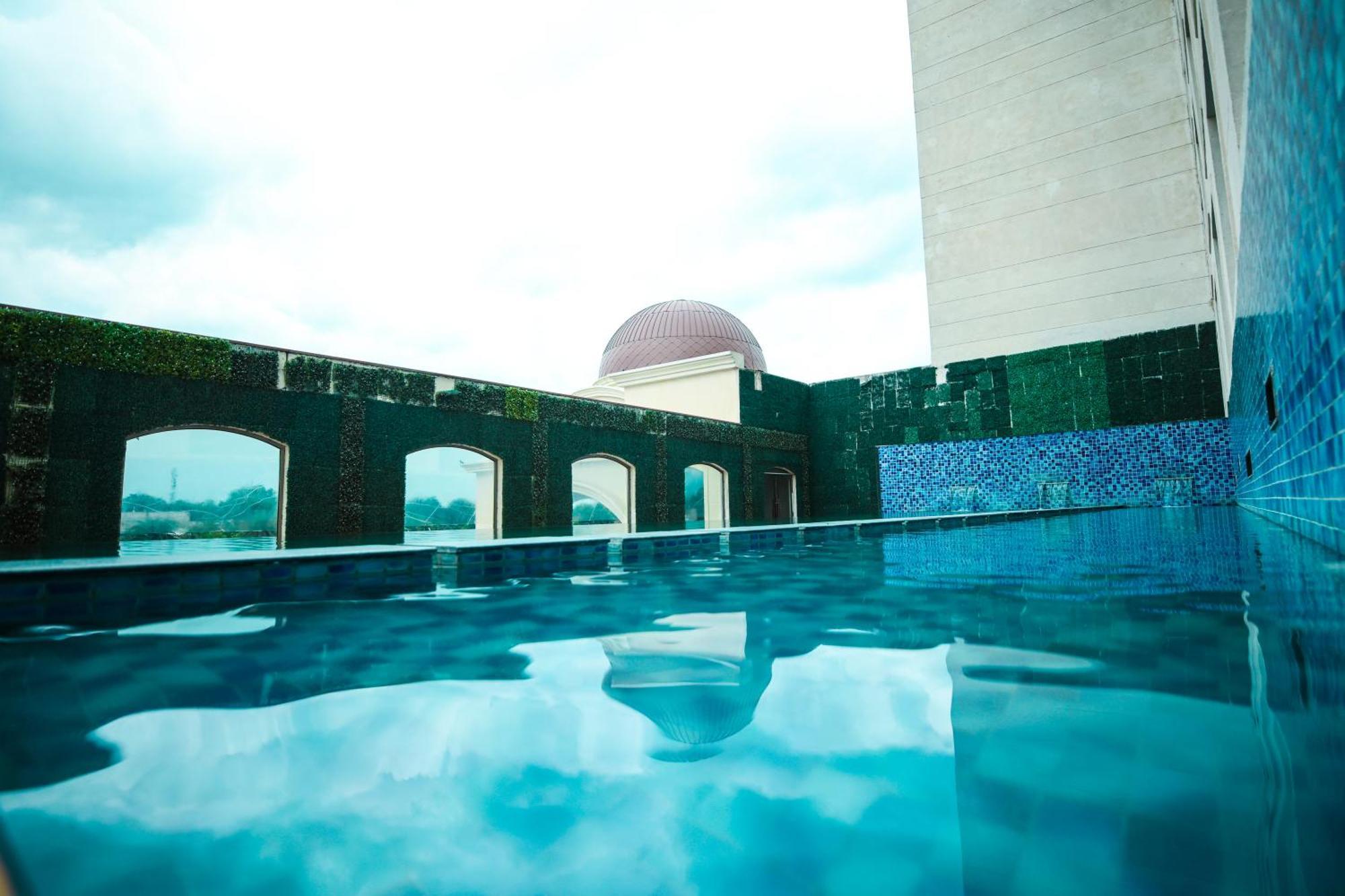 Hotel Ramada By Wyndham Lucknow Hotel And Convention Center