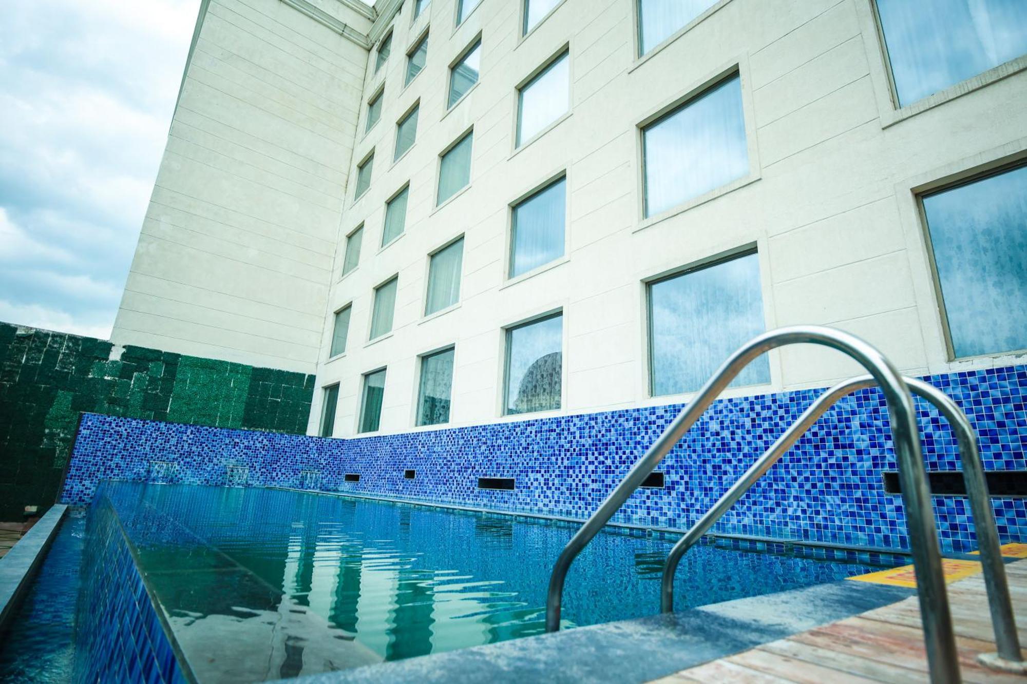 Hotel Ramada By Wyndham Lucknow Hotel And Convention Center 5*