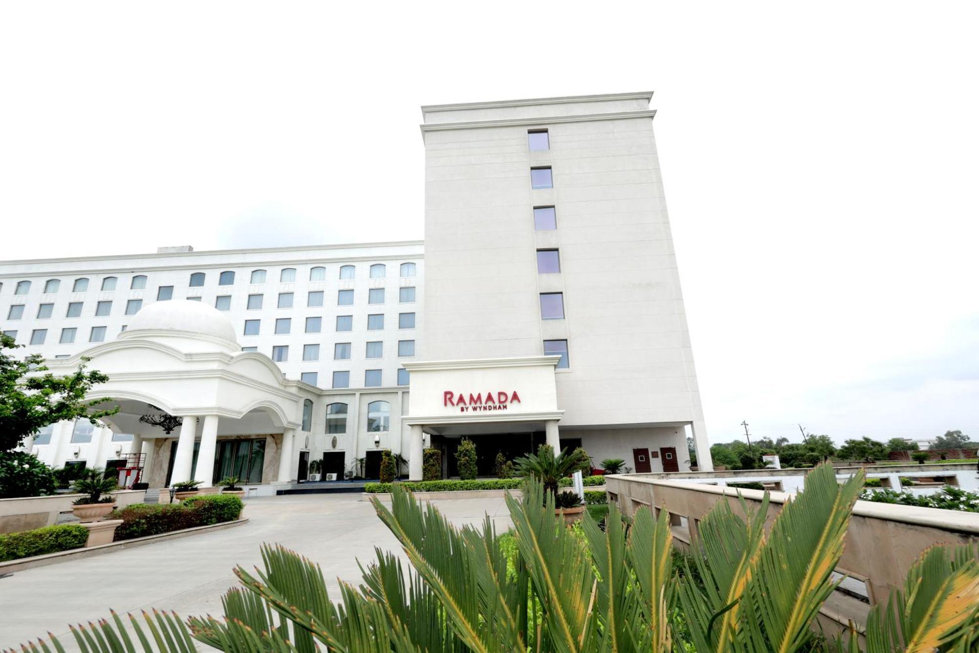 Ramada By Wyndham Lucknow Hotel And Convention Center 5* Lucknow