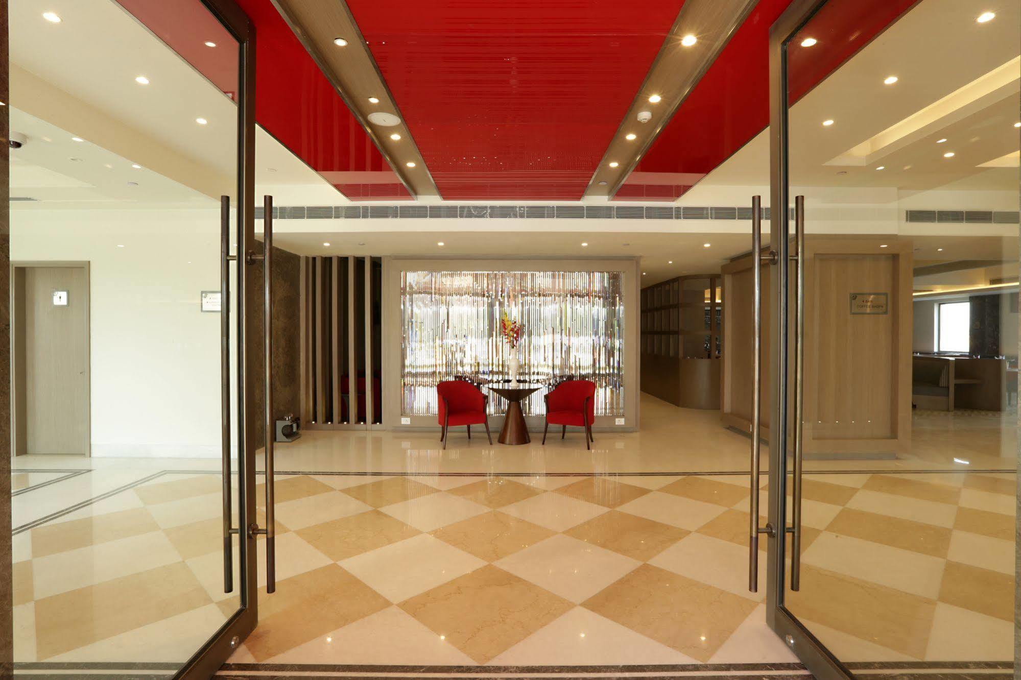 Ramada By Wyndham Lucknow Hotel And Convention Center 5*