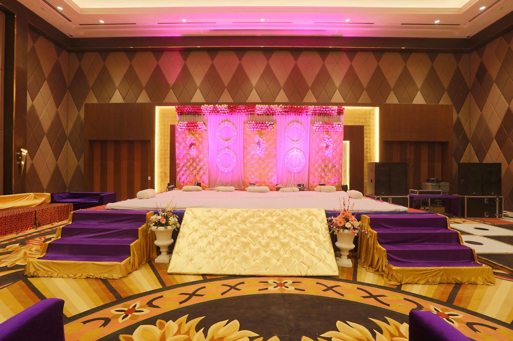 Ramada By Wyndham Lucknow Hotel And Convention Center Hotel 5*