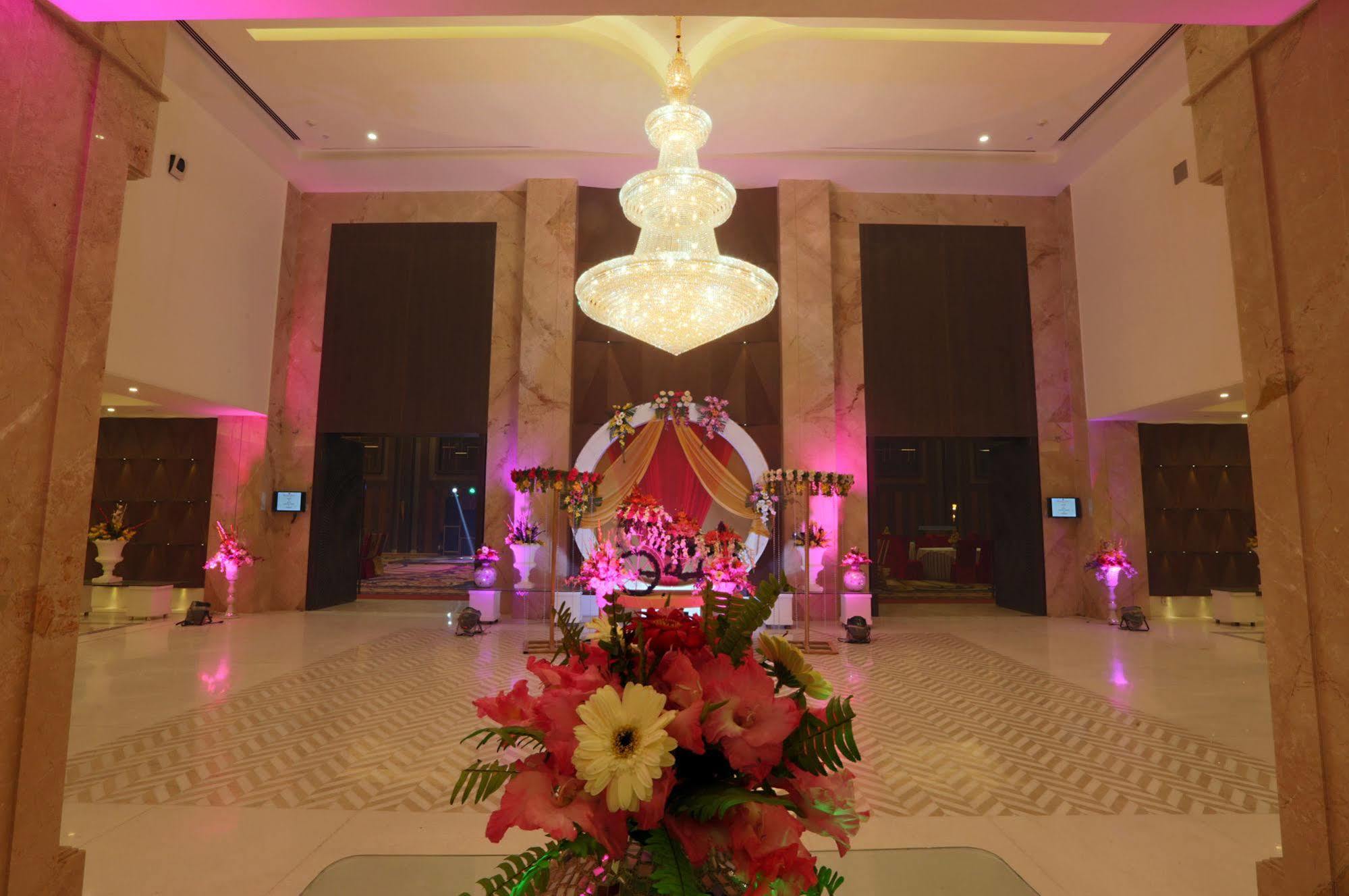 Hotel Ramada By Wyndham Lucknow Hotel And Convention Center Lucknow