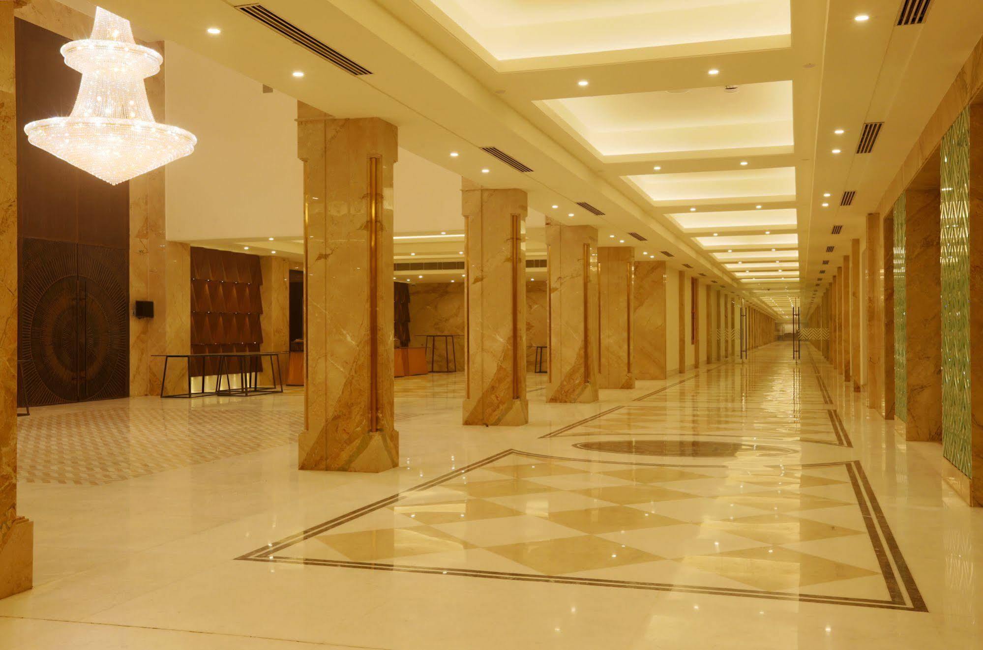 Ramada By Wyndham Lucknow Hotel And Convention Center 5*